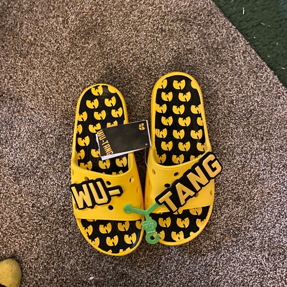 Crocs NWT WU-Tang mens size 11 USA sold out just got out da mailbox Blac&yellow - Picture 16 of 17